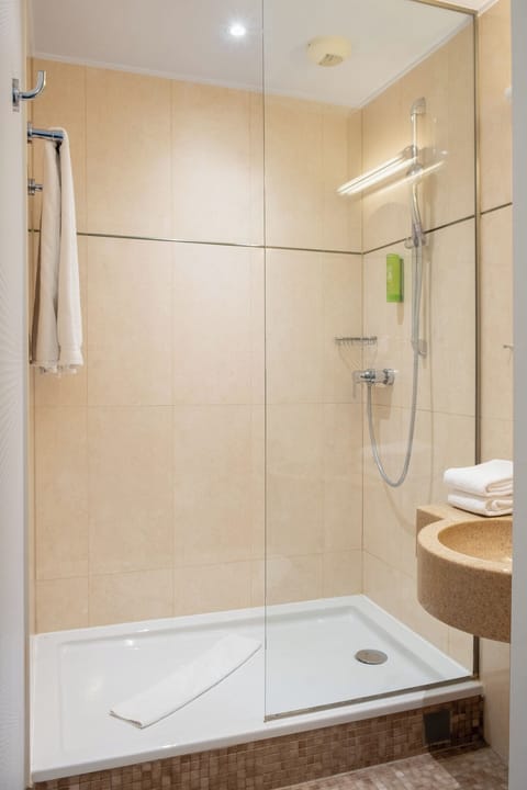 Comfort Double Room, Air conditioning | Bathroom | Shower, hair dryer, towels