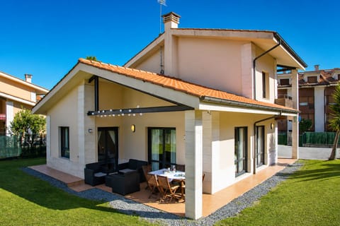 Property building,Facade/entrance,Garden,Balcony/Terrace,Garden view
