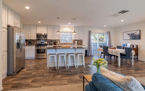 Welcome to The Salsbury Star! This delightful, pet friendly home has space for your larger family or group within walking distance of downtown Cody and a basecamp for trips to Yellowstone