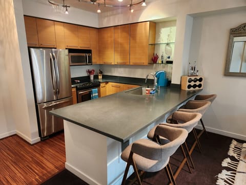 4 comfy stools to sit and eat and drink at the counter