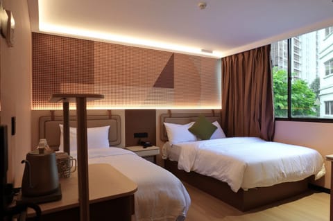 Family Classic, Window | Minibar (free items), desk, laptop workspace, soundproofing
