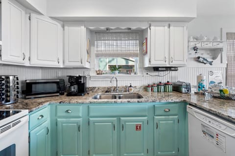 Signature House, 4 Bedrooms, Patio, Lagoon View | Private kitchen | Fridge, microwave, oven, stovetop