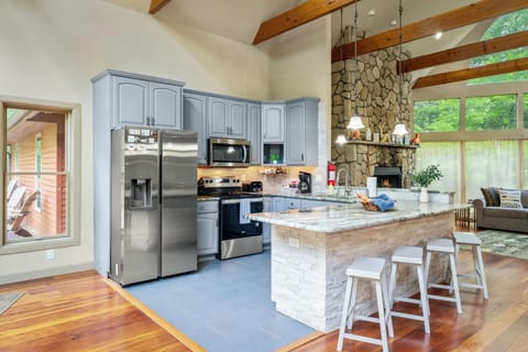 Casual dining made easy at the kitchen counter.