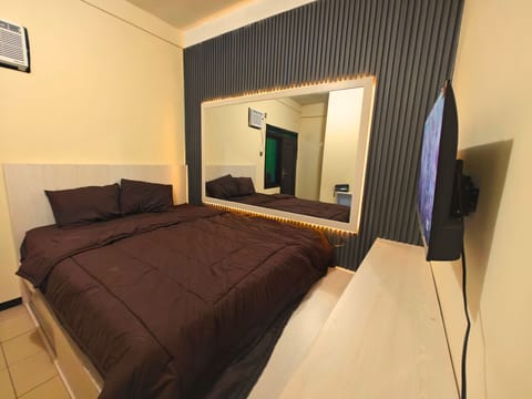 Deluxe Room, Mountain View | Desk, laptop workspace, free WiFi