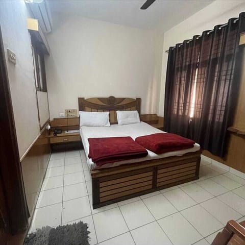 Deluxe Room | Rollaway beds (surcharge), WiFi (free), bed sheets