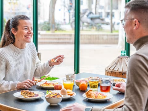 Daily buffet breakfast for a fee