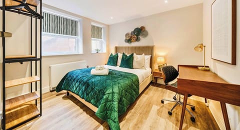 BRIGHT BEDROOM WITH DEDICATED WORKSPACE