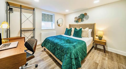 BRIGHT BEDROOM WITH DEDICATED WORKSPACE