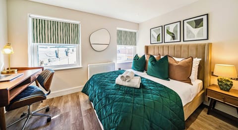 BRIGHT BEDROOM WITH DEDICATED WORKSPACE