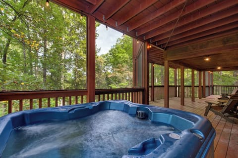 Sage Grass Retreat's bubbling hot tub