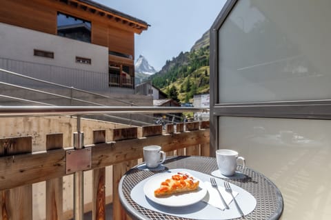 Comfort Condo, Kitchen, Mountain View | Terrace/patio