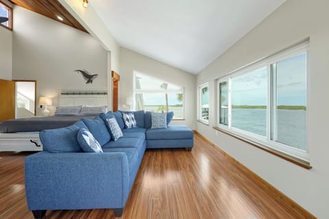 Luxury House, Sea View | Free WiFi