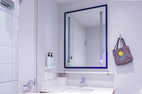 Shower, rainfall showerhead, free toiletries, hair dryer