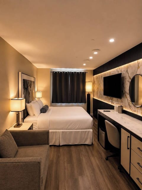 Deluxe Studio Suite | Premium bedding, down comforters, desk, laptop workspace