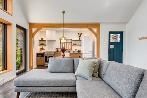 Premium Cabin, Ocean View | Living area | 43-inch Smart TV with digital channels, fireplace, Netflix