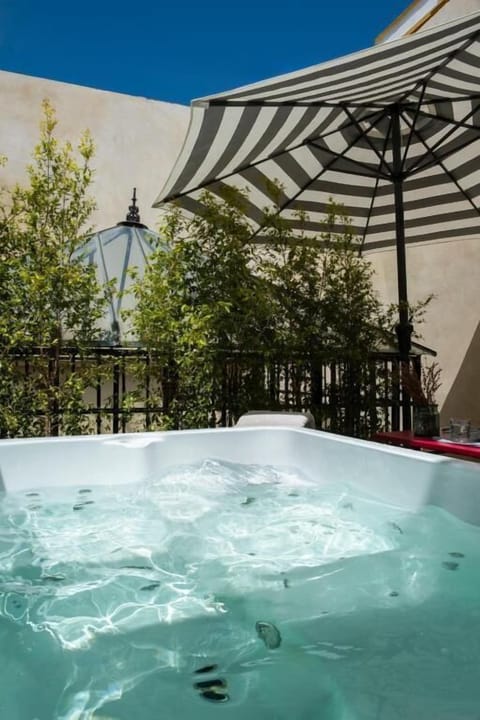 Apartamento con terraza y jacuzzi privado | Terrace/patio