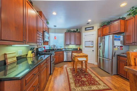 House, Multiple Beds, Hot Tub, Garden View (Red River Retreat) | Private kitchen