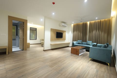 Superior Suite, Balcony, Resort View | Living area