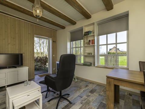 Flooring, Interior Design, Wall, Furniture, Floor, Wood, Ceiling, Room, Apartment, Home