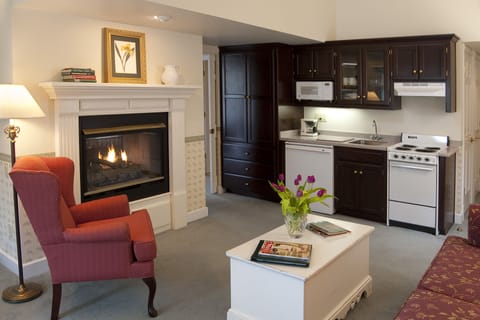 Suite, 2 Bedrooms (Whirlpool) | Private kitchenette | Coffee/tea maker