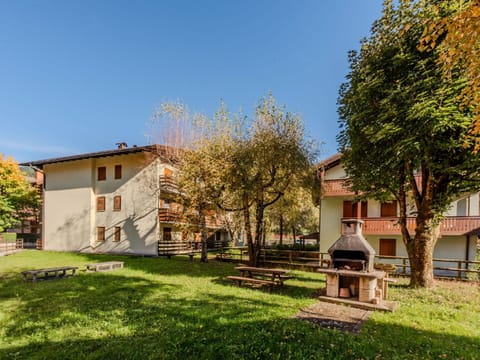 Building, Window, House, Residential Area, Home, Architecture, Neighbourhood, Human Settlement, Lawn, Suburb