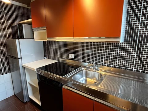 Kitchen, Major Appliance, Kitchen Appliance, Countertop, Flooring, Interior Design, Kitchen Sink, Cabinetry, Floor, Kitchen Stove