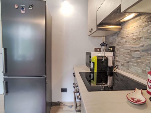 Kitchen Appliance, Major Appliance, Kitchen, Countertop, Flooring, Furniture, Interior Design, Cabinetry, Home Appliance, Refrigerator