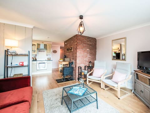 Apartment, Estate, Yard, Lawn, Landscaping, Balcony, Villa