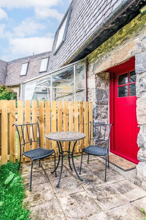 Apartment, Estate, Yard, Lawn, Landscaping, Balcony, Villa