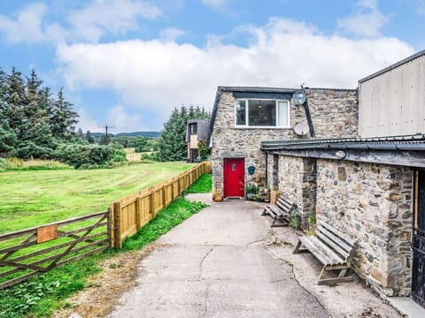 Apartment, Estate, Yard, Lawn, Landscaping, Balcony, Villa