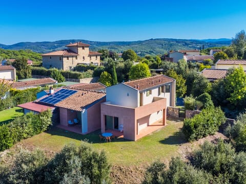 Apartment, Estate, Yard, Lawn, Landscaping, Balcony, Villa