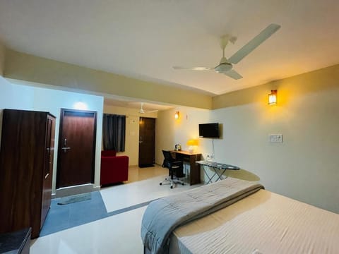 Superior Studio Suite, City View | Desk, laptop workspace, iron/ironing board, free WiFi