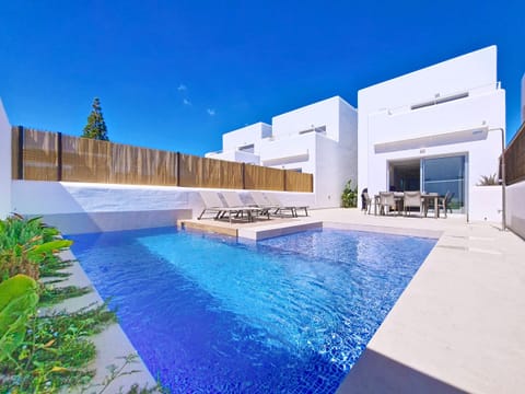 Modern holiday rental villa in Los Alcázares with a private pool, large patio, and barbecue. Perfect for families and groups, close to the beach, restaurants, and golf course. Book your Costa Cálida getaway today!