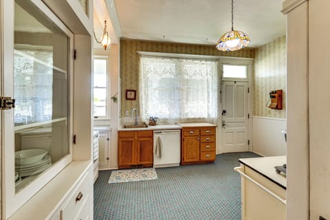 House (5 Bedrooms) | Interior