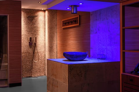 Sauna, steam room