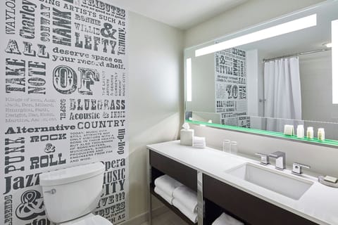 Combined shower/tub, designer toiletries, hair dryer, towels