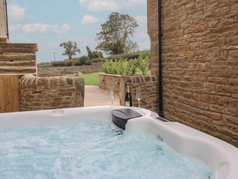 Cottage | Outdoor spa tub