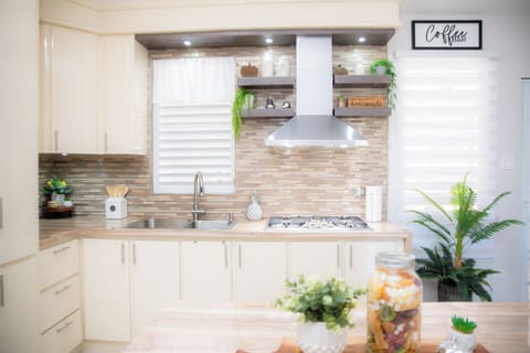 Family House, 3 Bedrooms | Private kitchen | Toaster