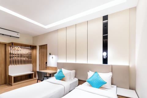 Superior Twin Room | Desk, laptop workspace, soundproofing, iron/ironing board