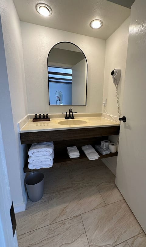 Combined shower/tub, free toiletries, hair dryer, towels