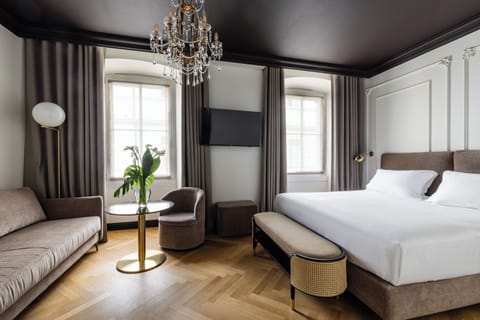 Junior Suite | Hypo-allergenic bedding, down comforters, minibar, in-room safe