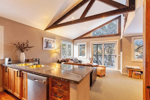 Lodge Chalet (Sleeps 4) | Private kitchen