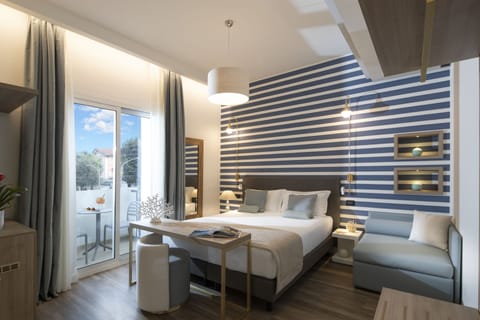Executive Double Room | Minibar, in-room safe, soundproofing, free WiFi