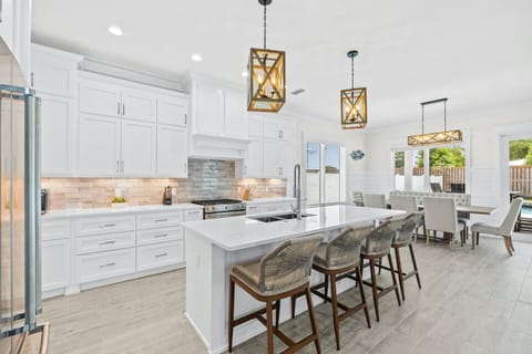 Fully equipped k'chen w/dishwashing soaps/pods, 2 paper towels. garbage bags