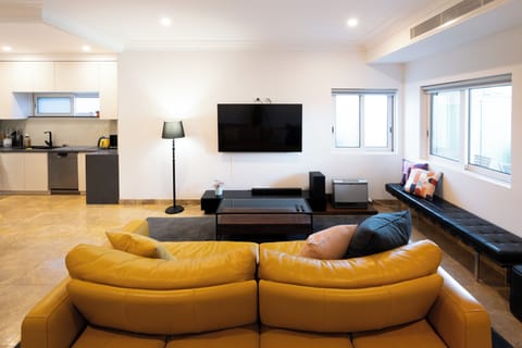 Bright & inviting living space, entertainment setup and flow into kitchen,