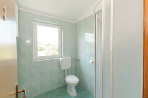 Comfort House, Sea View | Bathroom | Hair dryer, towels