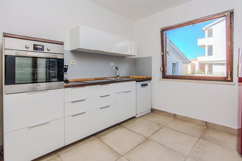 Full-size fridge, microwave, oven, stovetop