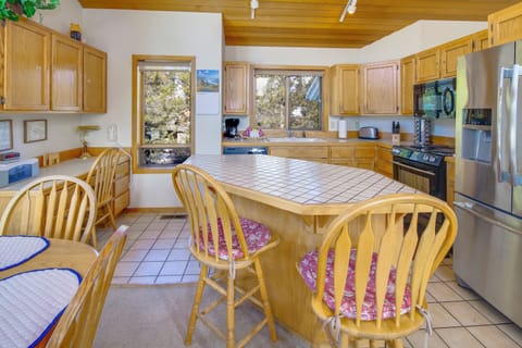 White Elm 29 - Dining and Kitchen