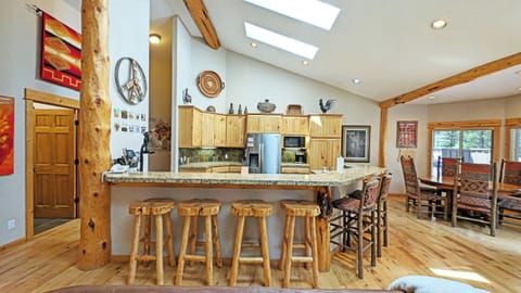 Six guets can sit at the counter