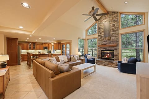 House, 5 Bedrooms | Living area | Smart TV